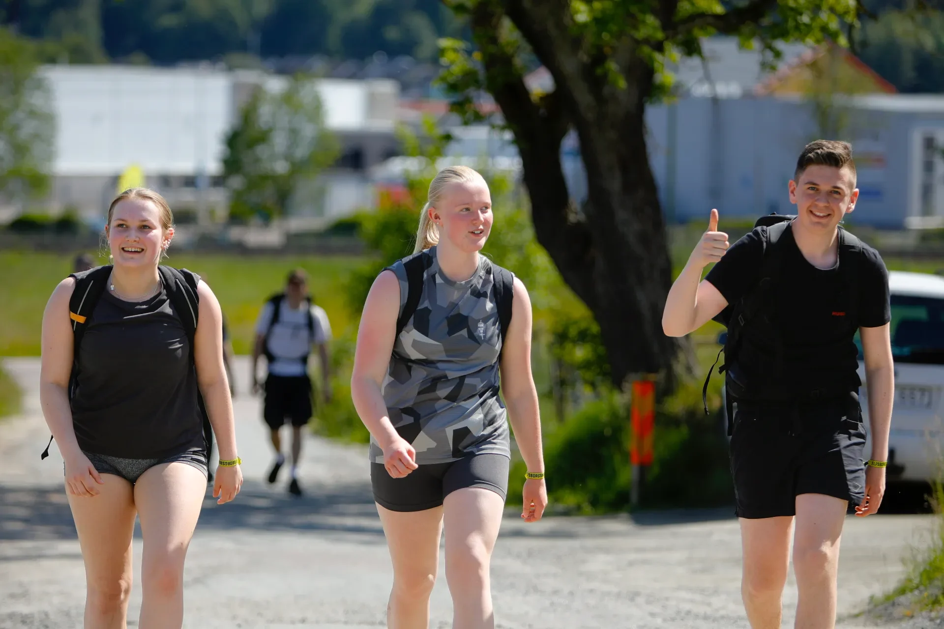 3 ungdomar som går Elfsborgsmarschen